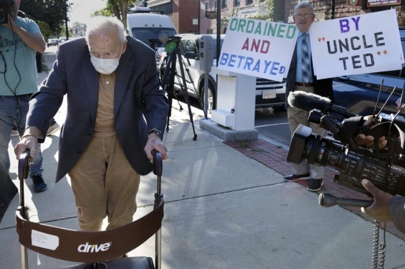 Former Cardinal Theodore McCarrick, left, arrives at Dedham District Court, Friday, Sept. 3, 2021, in Dedham, Mass. McCarrick, the once-powerful American prelate who was expelled from the priesthood for sexual abuse, pleaded not guilty Friday to sexually assaulting a 16-year-old boy during a wedding reception in Massachusetts nearly 50 years ago. (AP Photo / Michael Dwyer)