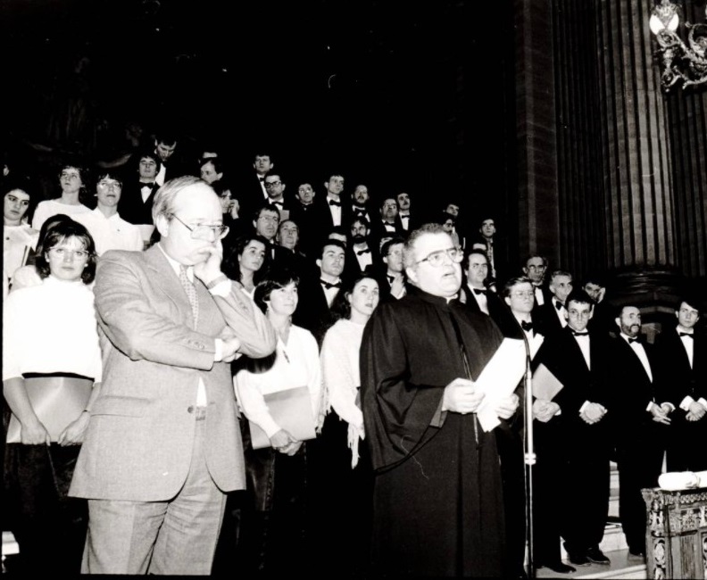 Father Mansour Labaky, in the Madeleine church, next to Bernard Porte, in 1987. Archive photo L'OLJ. Le père Mansour Labaky, en l’église de la Madeleine, à côté de Bernard Porte, en 1987. Photo d’archives L’OLJ