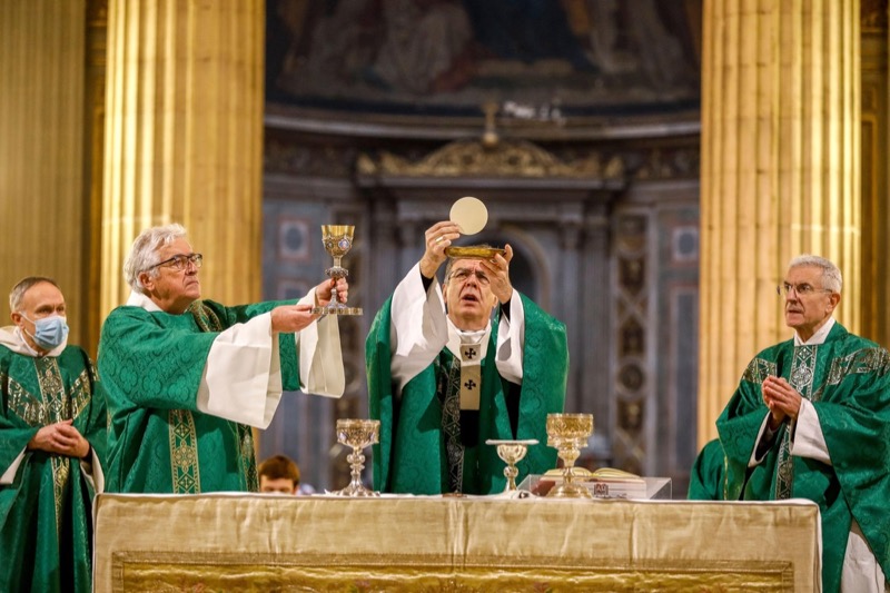 Archbishop Michel Aupetit celebrates Mass at Saint-Philippe-du-Roule Catholic Church, Paris. robertharding / Alamy