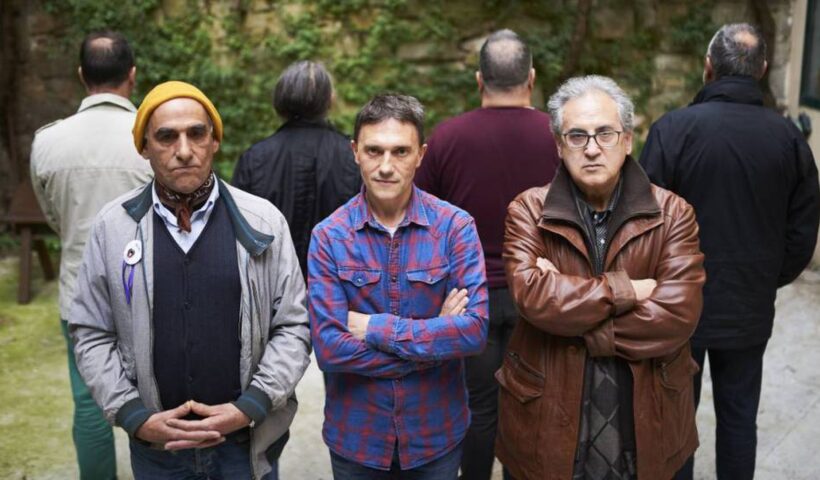 Peio, Mikel and Jesús Zudaire, together with four other members, with their backs turned, of the Association of Victims of Abuse in Religious Centers of Navarra. Peio, Mikel y Jesús Zudaire, junto a otros cuatro miembros, de espaldas, de la Asociación de Victimas de Abusos en Centros Religiosos de Navarra. Pablo Lasaosa