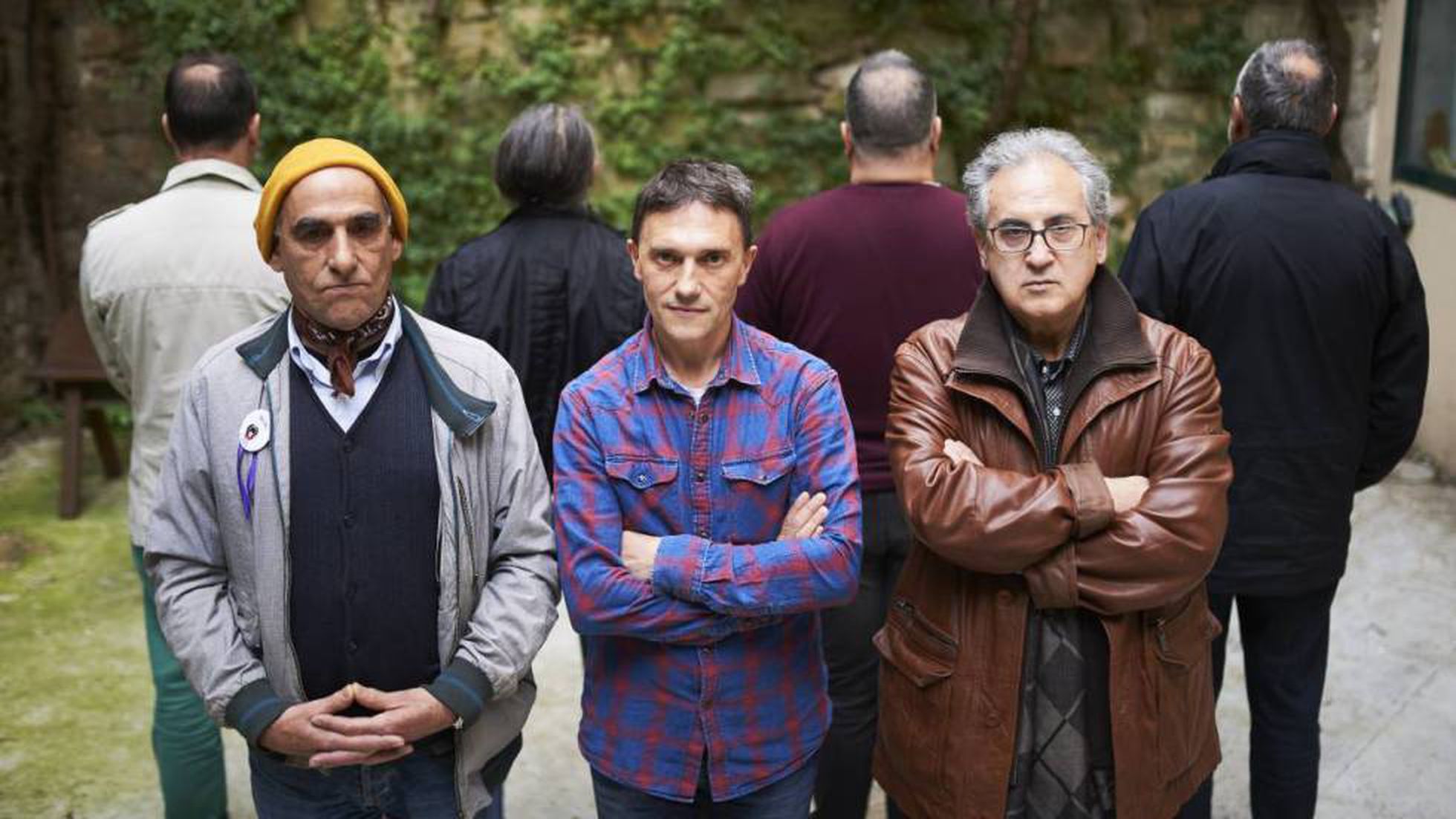 Peio, Mikel and Jesús Zudaire, together with four other members, with their backs turned, of the Association of Victims of Abuse in Religious Centers of Navarra. Peio, Mikel y Jesús Zudaire, junto a otros cuatro miembros, de espaldas, de la Asociación de Victimas de Abusos en Centros Religiosos de Navarra. Pablo Lasaosa