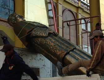 Workman remove Cordero’s statue from Cuenca’s Catholic University in 2018