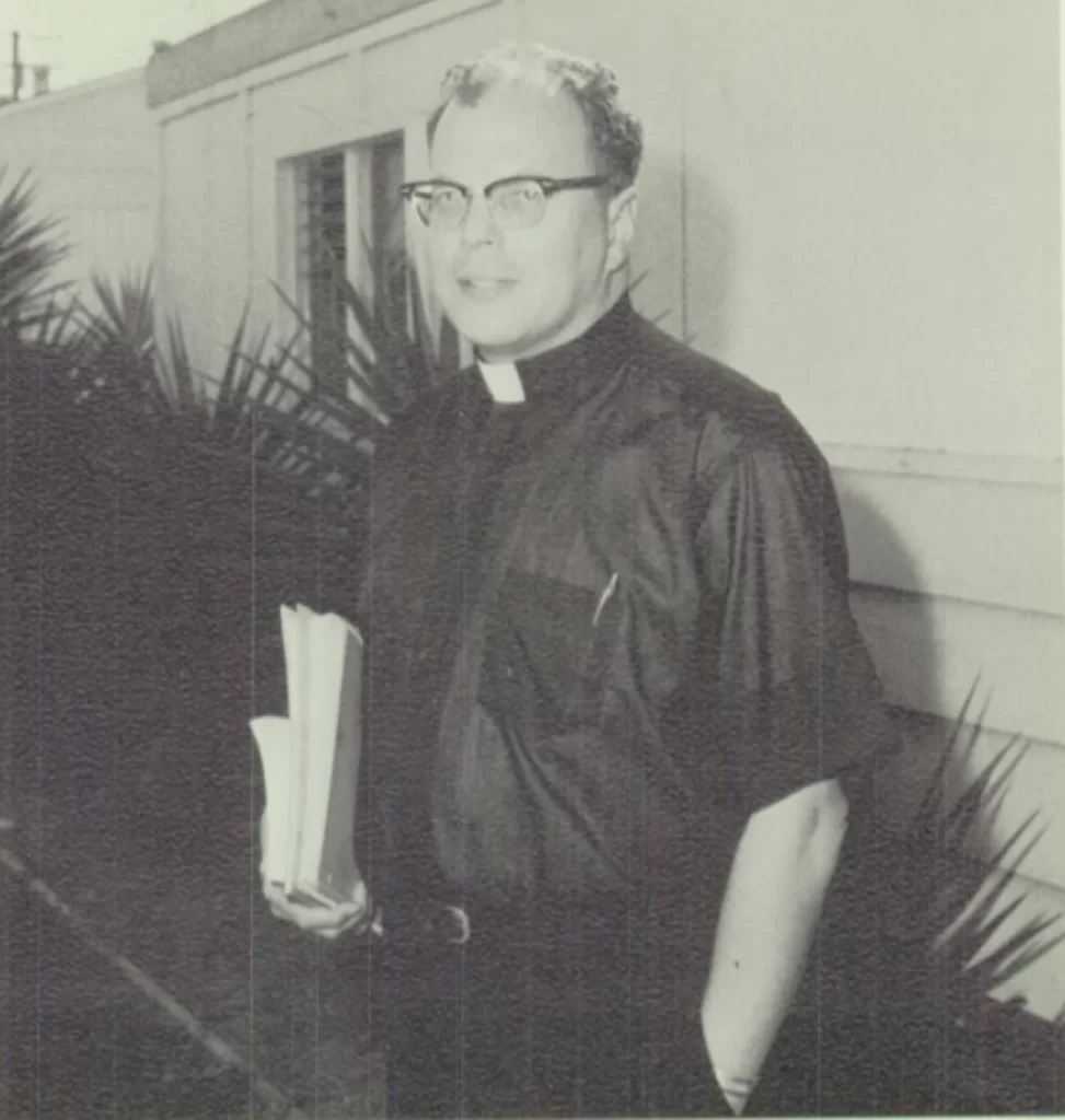 Mục sư Donald Duplessis, được nhìn thấy trong bức ảnh kỷ yếu của Trường Trung học Servite từ những năm 1960. Kỷ yếu của Trường Trung học Servite