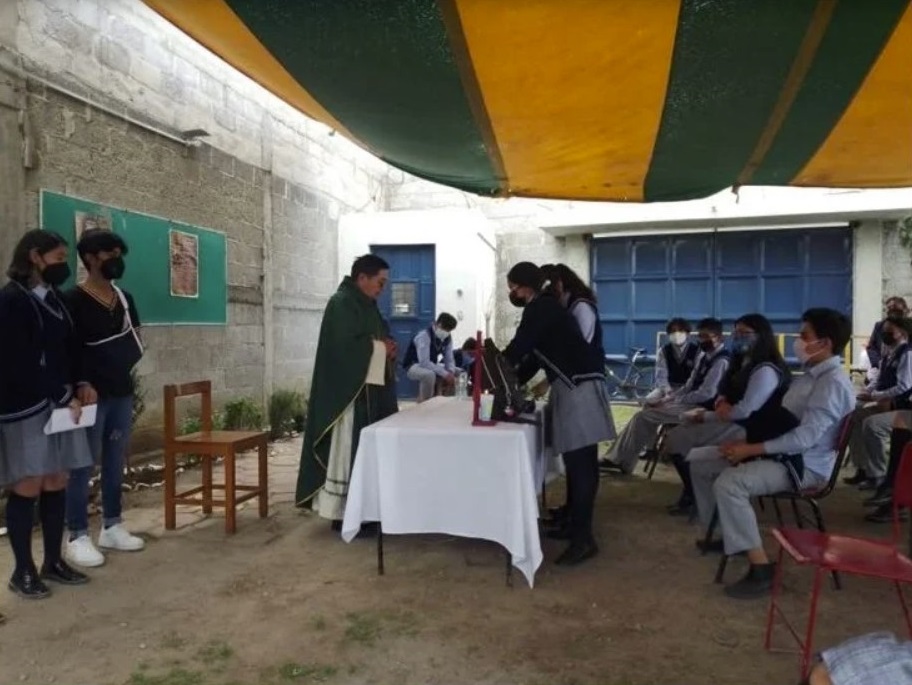 During the pandemic, at the same school in Tlaxcala, Mexico, with minors, 2021.