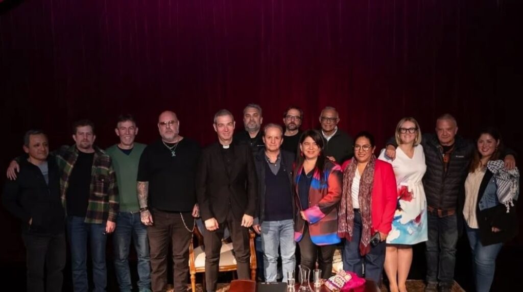 At center, with glasses, José Enrique Escardó, to his left, Jordi Bertomeu, then Daniel Yovera, and Paola Ugaz, among others, 2025. Escardó's social media.